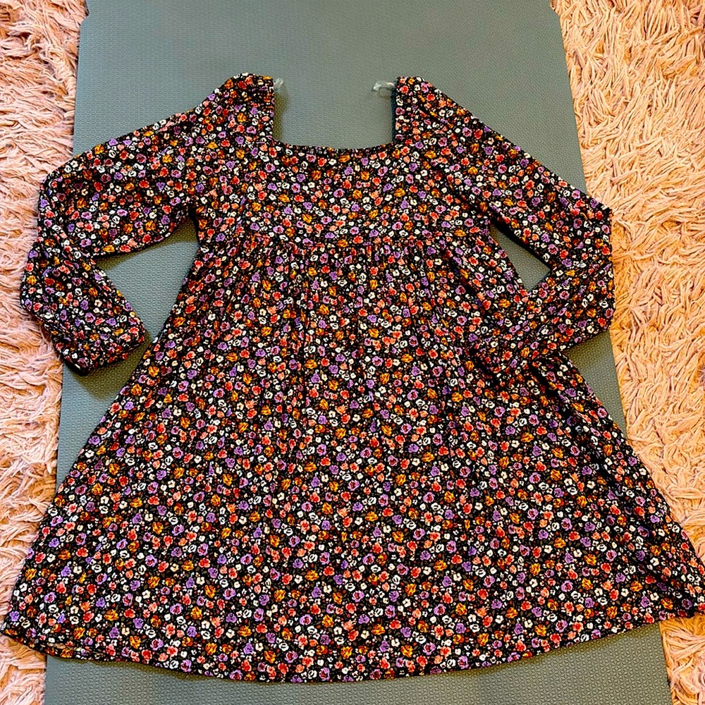 Girls size 7/8 long sleeve flower fall dress light weight and flows